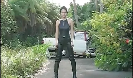 それは男性の王が座っていたようで、二人の魅力的な女性が吸うのを見ていたようです エロ アニメ 無料 女性 向け