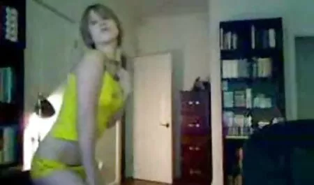 彼女の足から靴を取り除くことなく美しさは情熱的に彼女の猫を撫でる 女性 向け エロ アニメ 無料